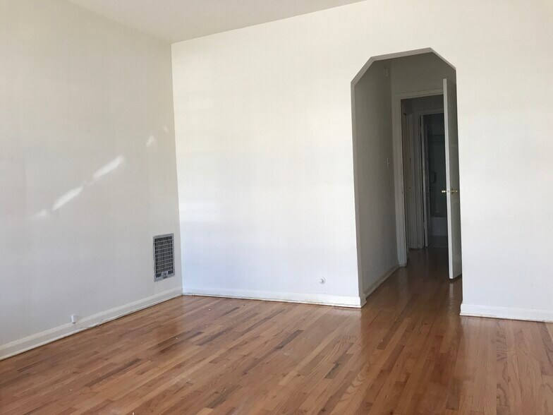Building Photo - 316 S Cloverdale Ave