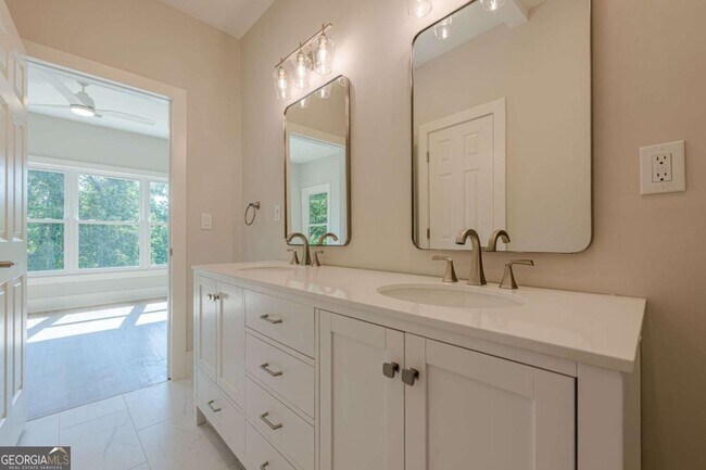 Building Photo - 2555 Chattahoochee Ln