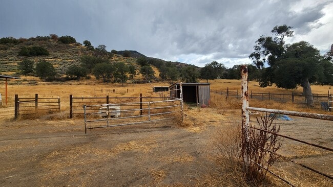 Building Photo - 18400 Pellisier Rd