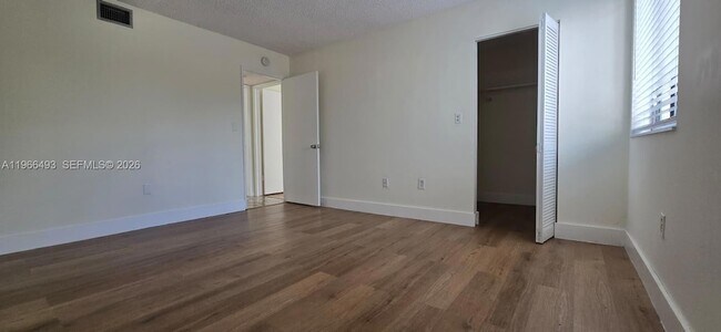 Building Photo - 10221 Fontainebleau Blvd