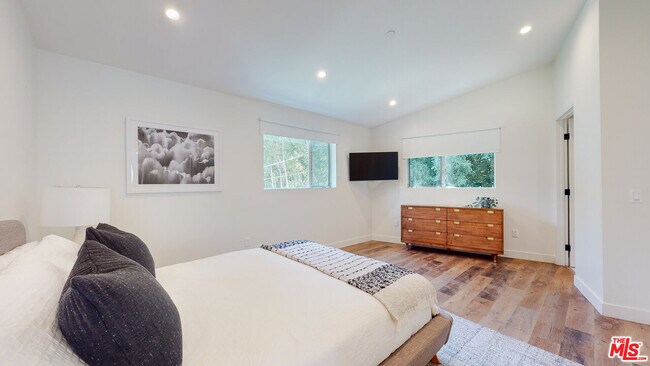 Building Photo - 547 N W Knoll Dr