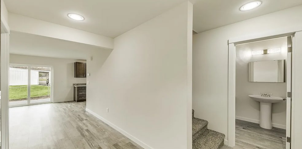 Building Photo - 713 8th St