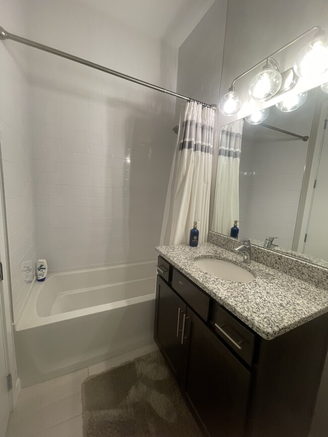 Full shower/tub - 18875 Riversouth Trce