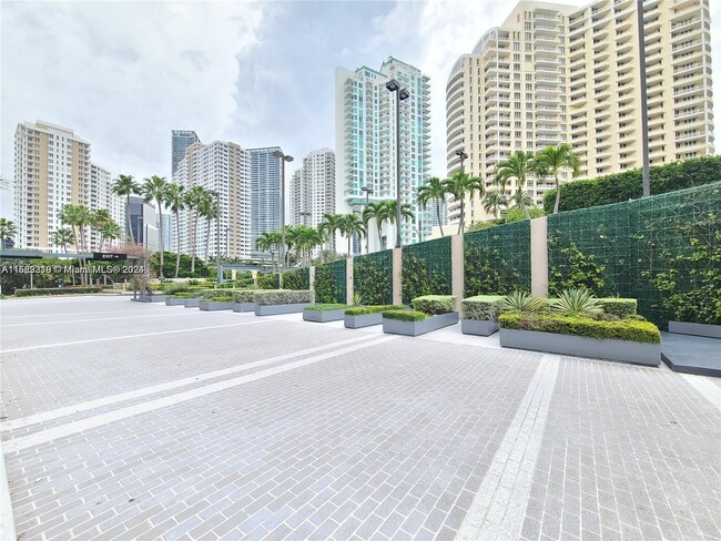 Building Photo - 540 Brickell Key Dr