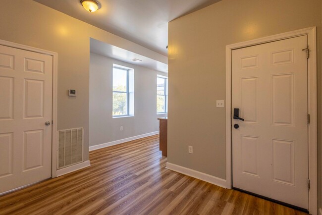 Building Photo - Townhome for rent in Reservoir Hill!