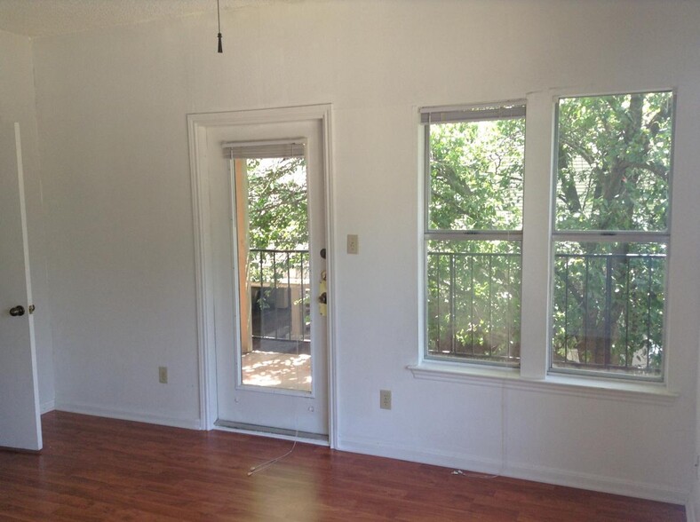 Large bedroom w/ balcony entrance - 3115 Tom Green St