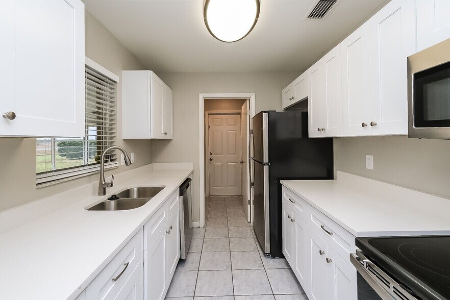 Building Photo - 9350 Bayside Ct