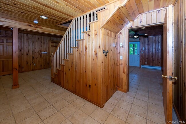 Building Photo - 559 Quaker Hill Rd