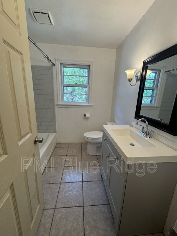 Building Photo - 707 Rhodes Park Dr