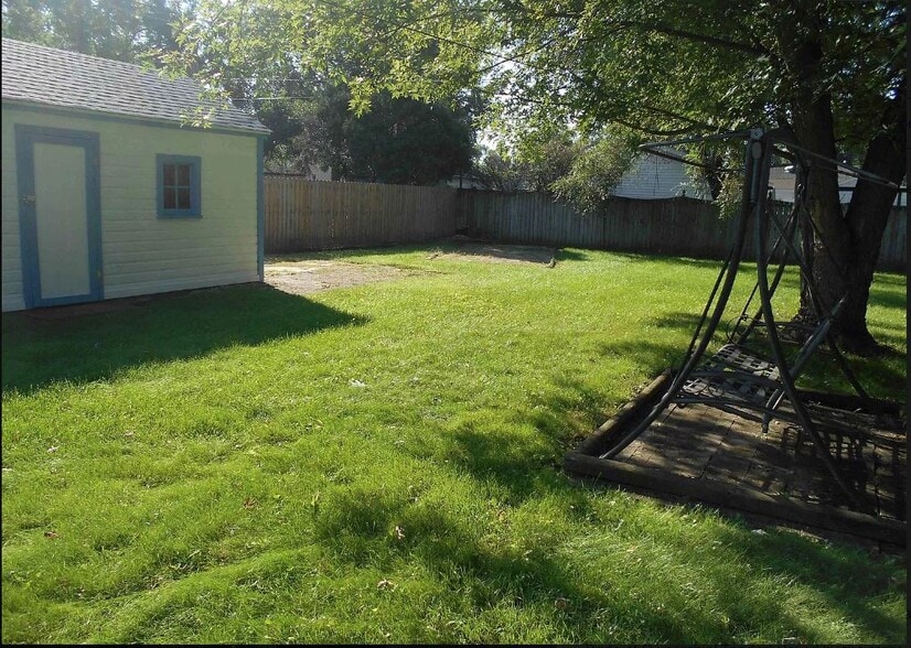 large lot - 915 Marie Ave