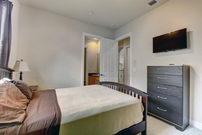 Building Photo - 3424 Collonade Dr