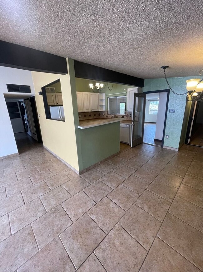 Building Photo - Beautifully Updated 3 Bedroom/2 Bathroom H...