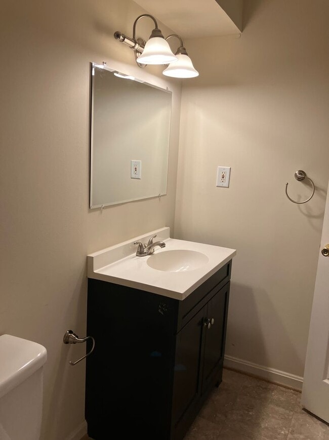 Building Photo - 2 Bedroom/1 Bathroom Basement Unit for Ren...