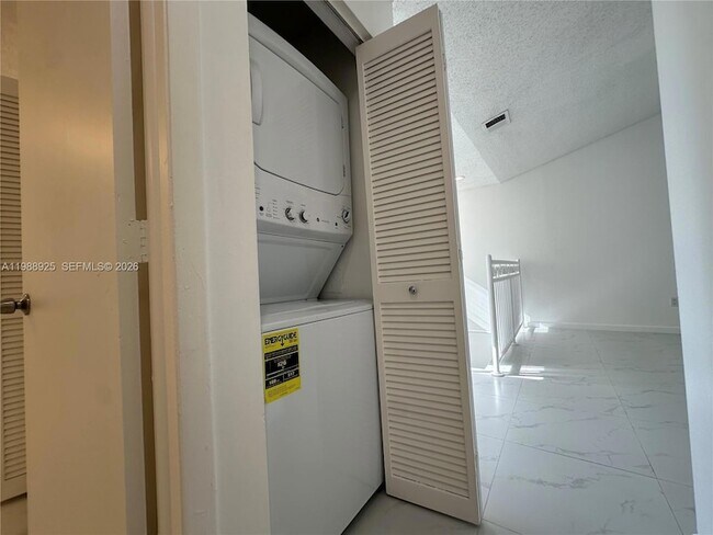 Building Photo - 9702 SW 138th Ave