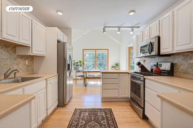 Building Photo - 563 Montauk Hwy