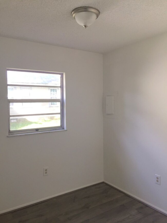 Building Photo - Two bedroom 1 bath duplex close to Downtow...