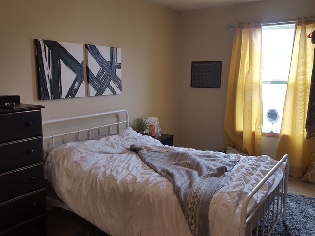 Building Photo - Now leasing for May 2026! FOUR BEDROOM AND...