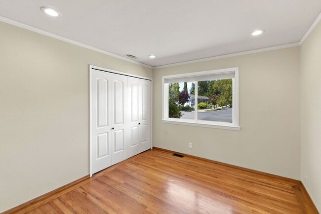 Building Photo - 10700 Farallone Dr