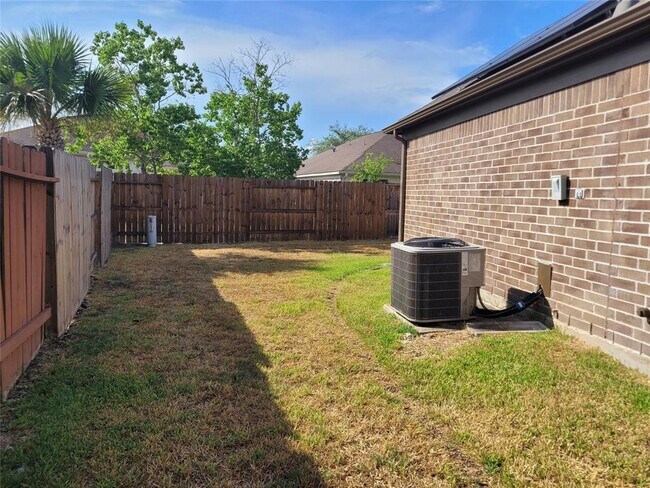 Building Photo - 6619 Halcyon Days Dr