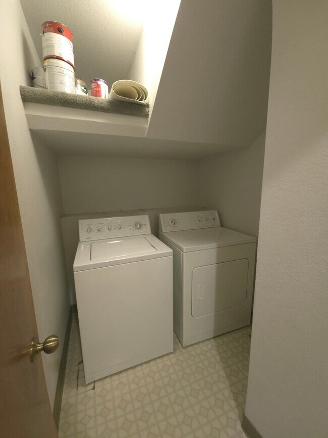 Building Photo - AVAILABLE NOW! 2 Bedroom Plus Loft with co...