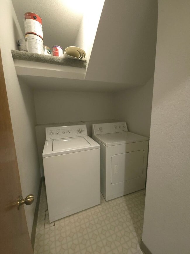 Building Photo - Secured Building with covered parking!