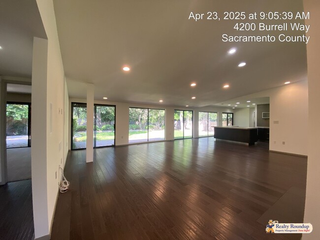 Building Photo - Sprawling Ranch with Open Floorplan & Exce...