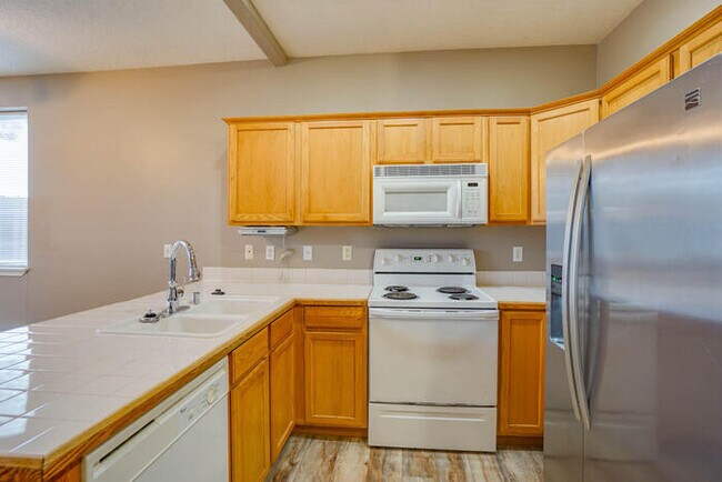 Building Photo - THREE BEDROOM TOWNHOME IN HAZEL DELL