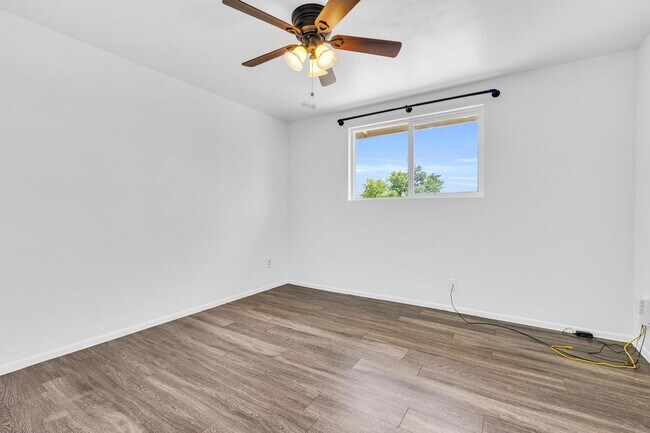 Building Photo - 6 Bedrooms, 3 Bath,  Pool CLOSE TO ASU (Rural & Broadway)