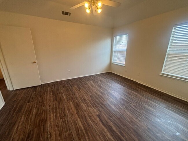 Building Photo - 1024 Carlin Ln
