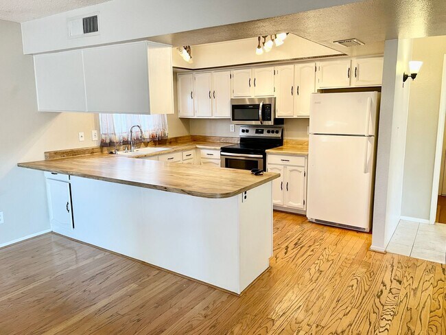 Building Photo - Fantastic 3 Bedroom/2 Bath Single Level Home & NO HOA!  Schedule a Showing Today!