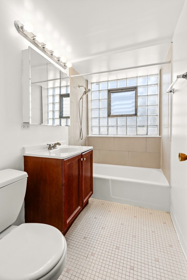 Building Photo - 6556 N Northwest Hwy