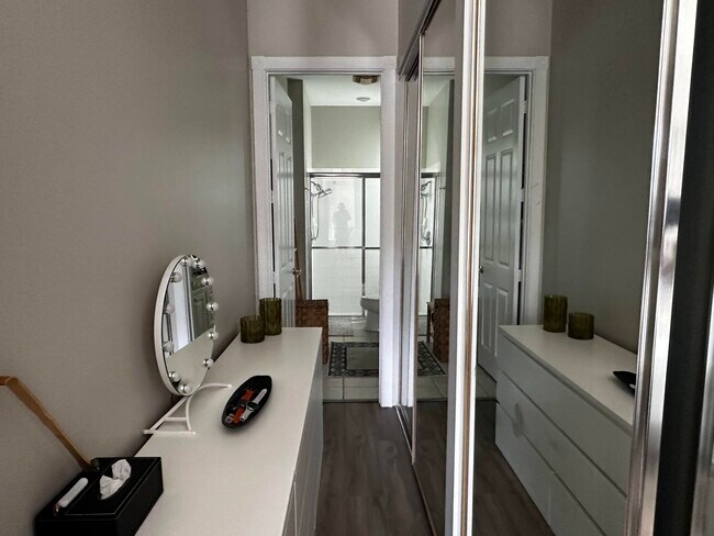 Building Photo - 2023 Valencia Dr