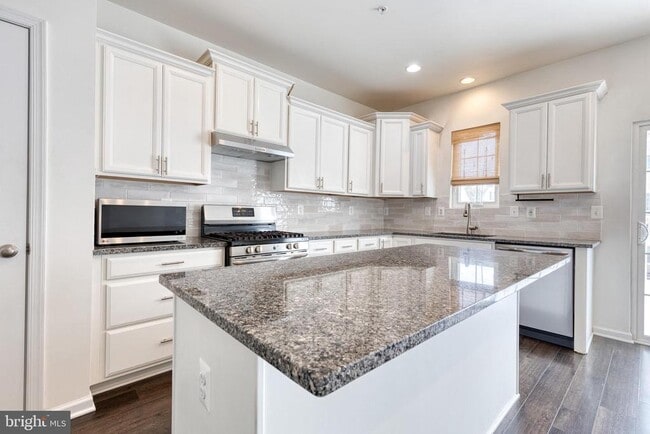 Building Photo - 8349 Daydream Cres
