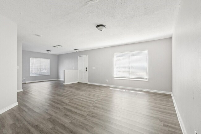 Building Photo - 7402 E Bank Dr