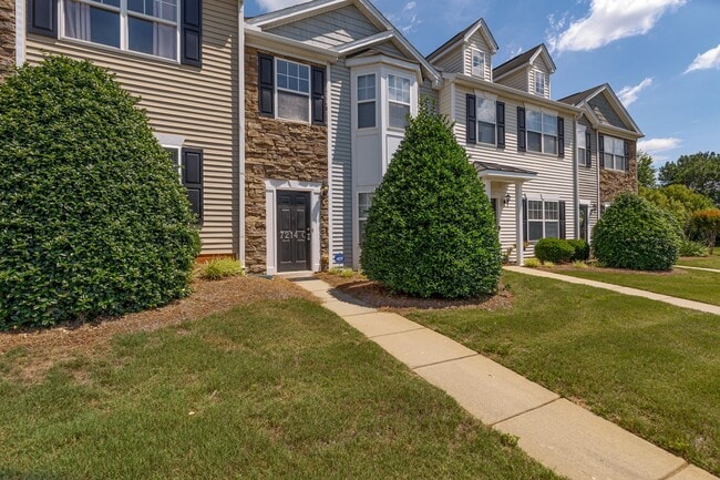 Building Photo - Maintenance-Free beautiful  3 bedroom 2.5 bath townhouse in Burlington