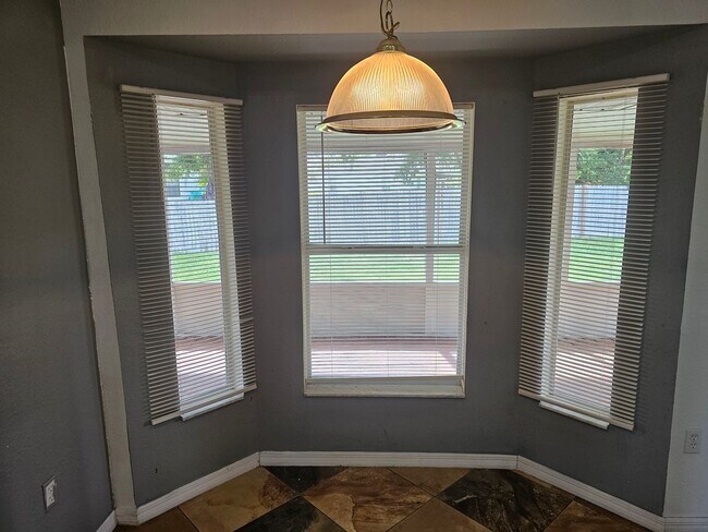 Building Photo - BEAUTIFUL 3 BED / 2 / BATH /2 CAR GARAGE (...