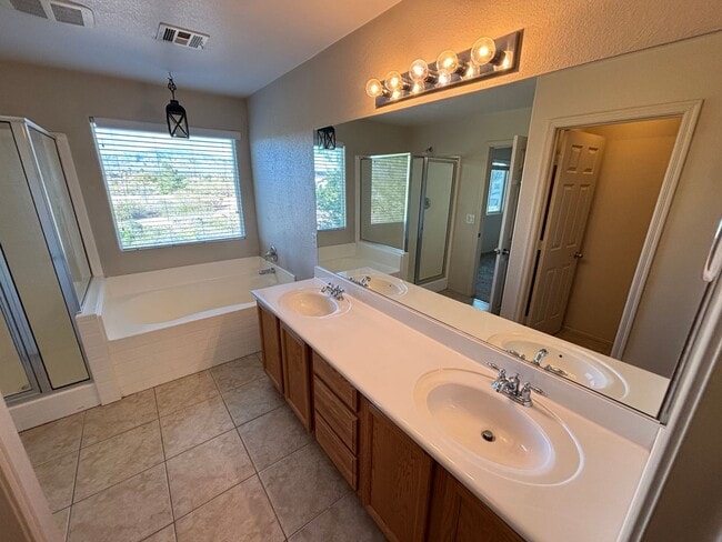 Building Photo - Gorgeous 3bed / 2.5bath home in the Silverstone Ranch community!