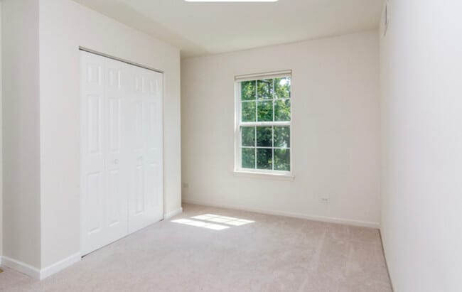 Building Photo - 10S449 Carrington Cir