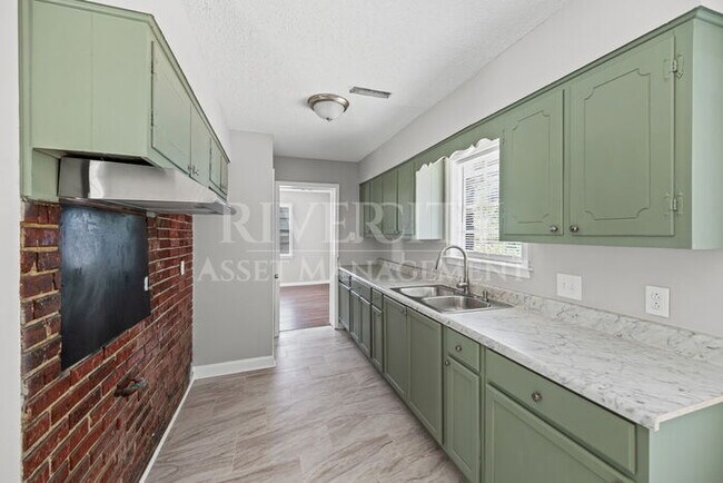 Building Photo - Renovated Gem! This 4-bed, 1.5-bath home!!...