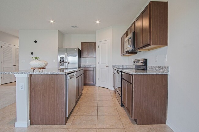 Building Photo - 3 Bedroom 2 Bathroom Single-Family Home No...