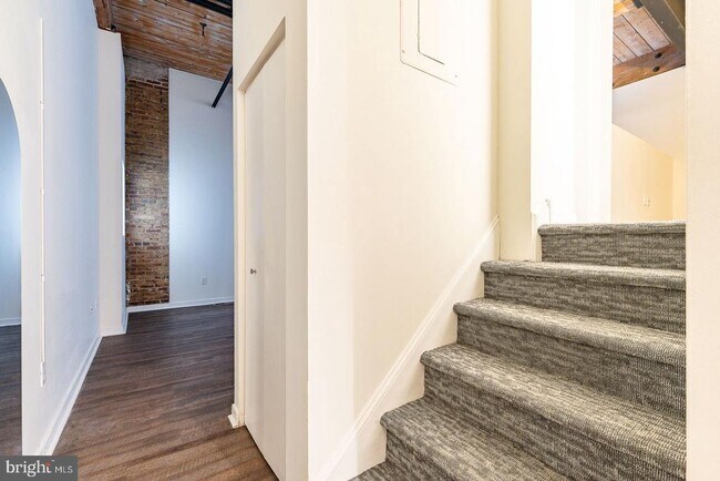 Building Photo - 303 Vine St