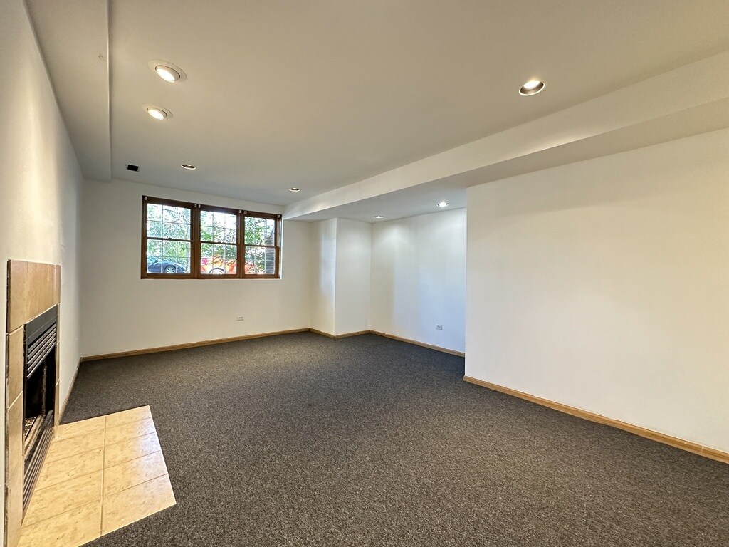 Building Photo - 918 N Paulina St