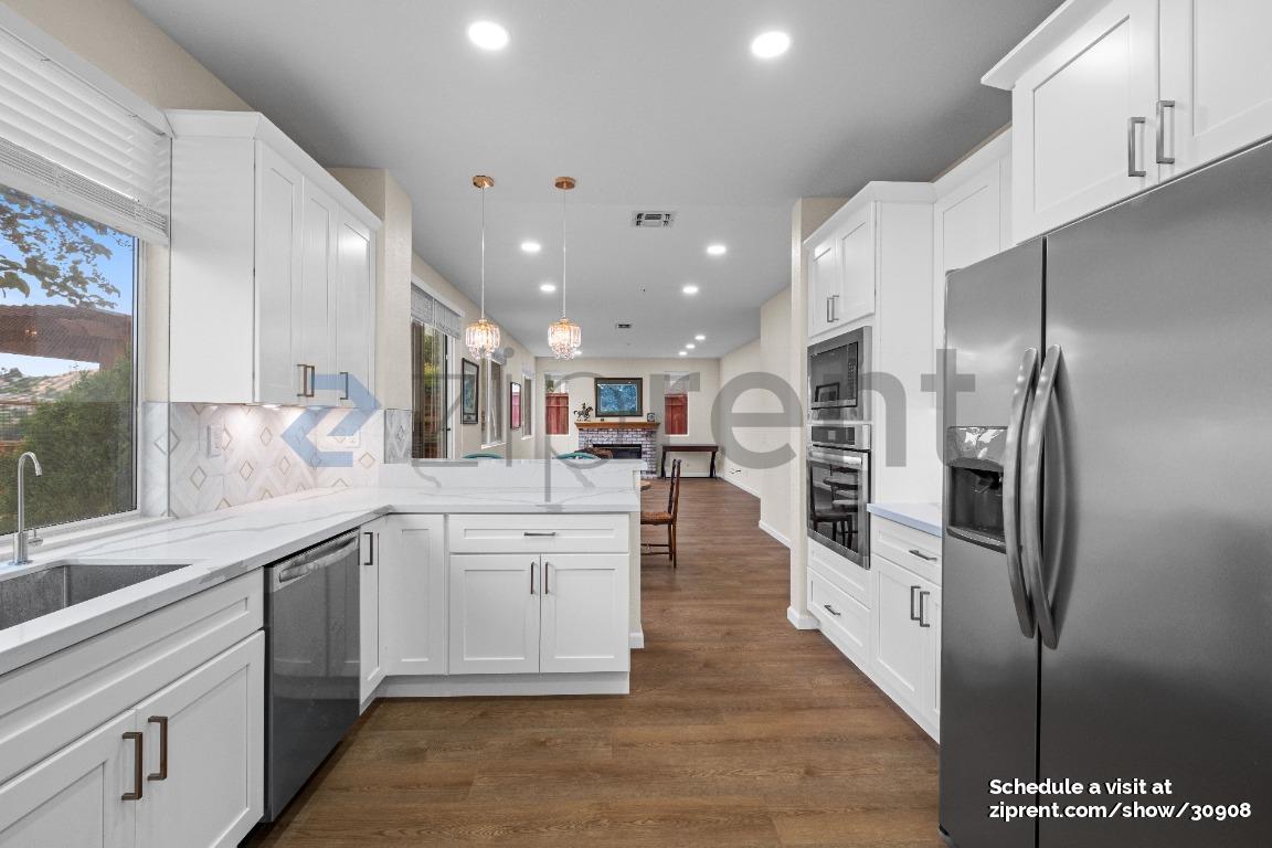 Building Photo - 1001 Sandhurst Dr