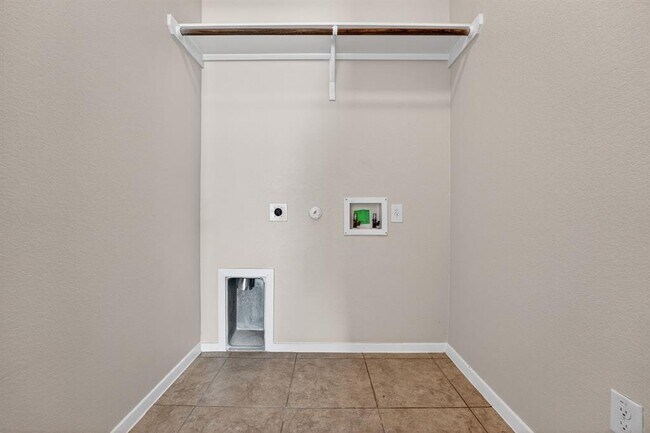 Building Photo - 5865 Urbano Bnd