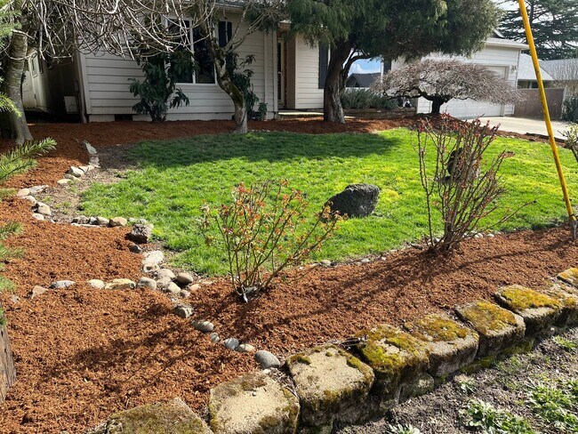 Building Photo - Beautiful One-Level Home with Sunroom, Vaulted Ceilings & Multiple Living Areas