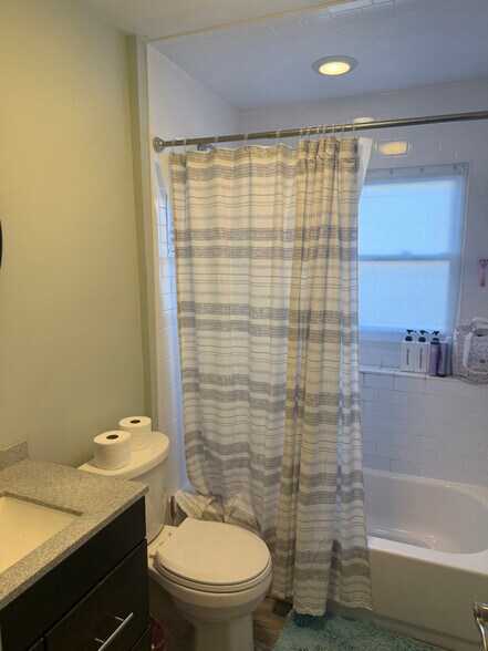 Building Photo - 121 Oregon Ave