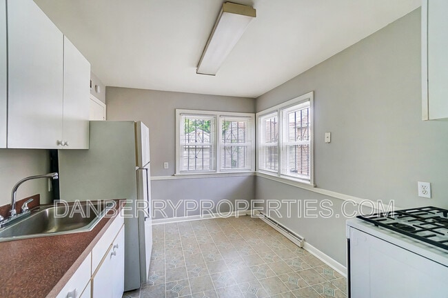 Building Photo - 833 Turner Ave