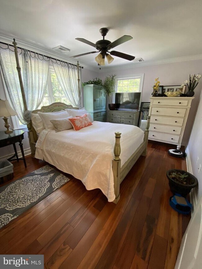 Building Photo - 6 Linden Ln