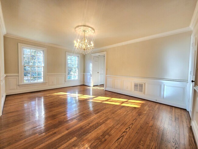 Building Photo - Sprawling Home in Bay Colony