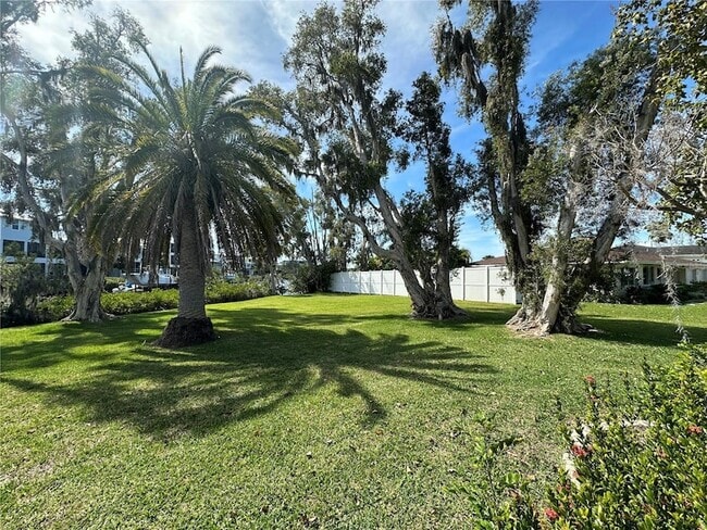 Building Photo - 812 Bayview Dr